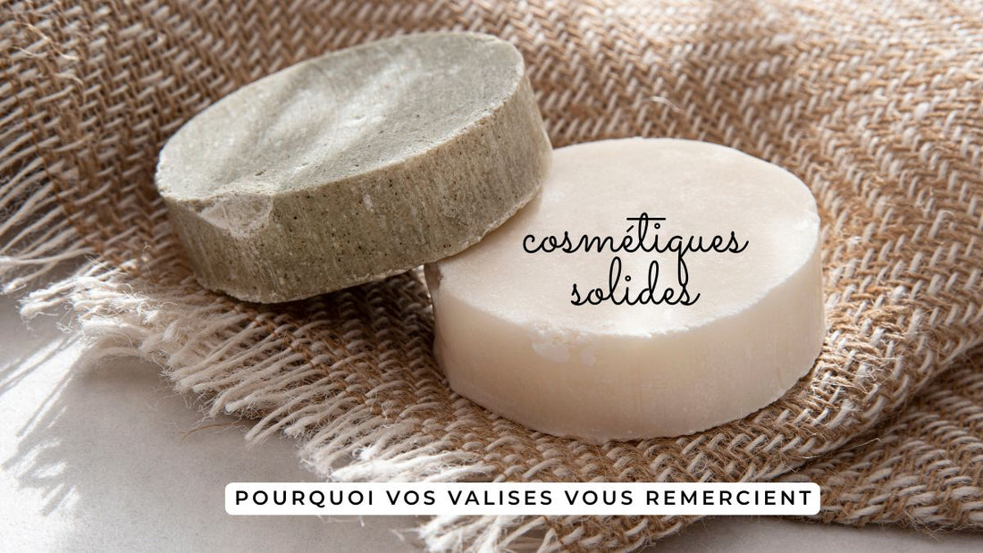 Deux cosmétiques solides posés sur un tissu naturel – parfaits pour voyager léger sans plastique