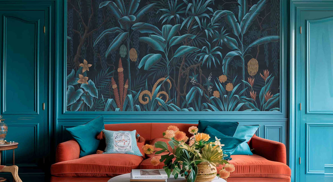 Canapé terracotta et coussins turquoise dans un salon à l’ambiance orientale, décoré d’un mur végétal exotique.