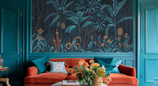 Canapé terracotta et coussins turquoise dans un salon à l’ambiance orientale, décoré d’un mur végétal exotique.