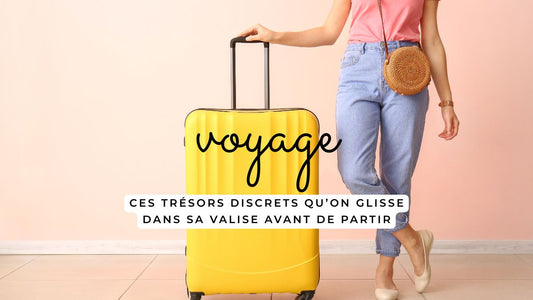 Femme prête à partir en voyage avec une valise jaune et ses essentiels discrets