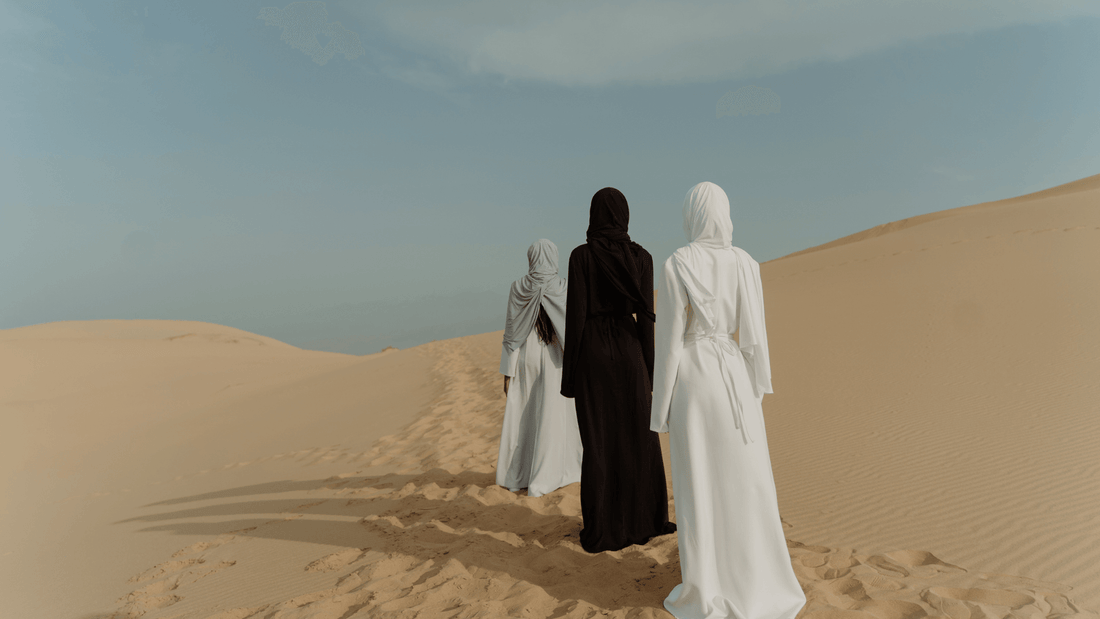 Abaya, Djellaba, Qamis: quelles différences?