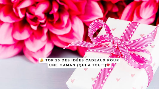 Cadeau emballé avec un ruban rose posé devant de grandes fleurs roses – idée cadeau pour une maman qui a tout.