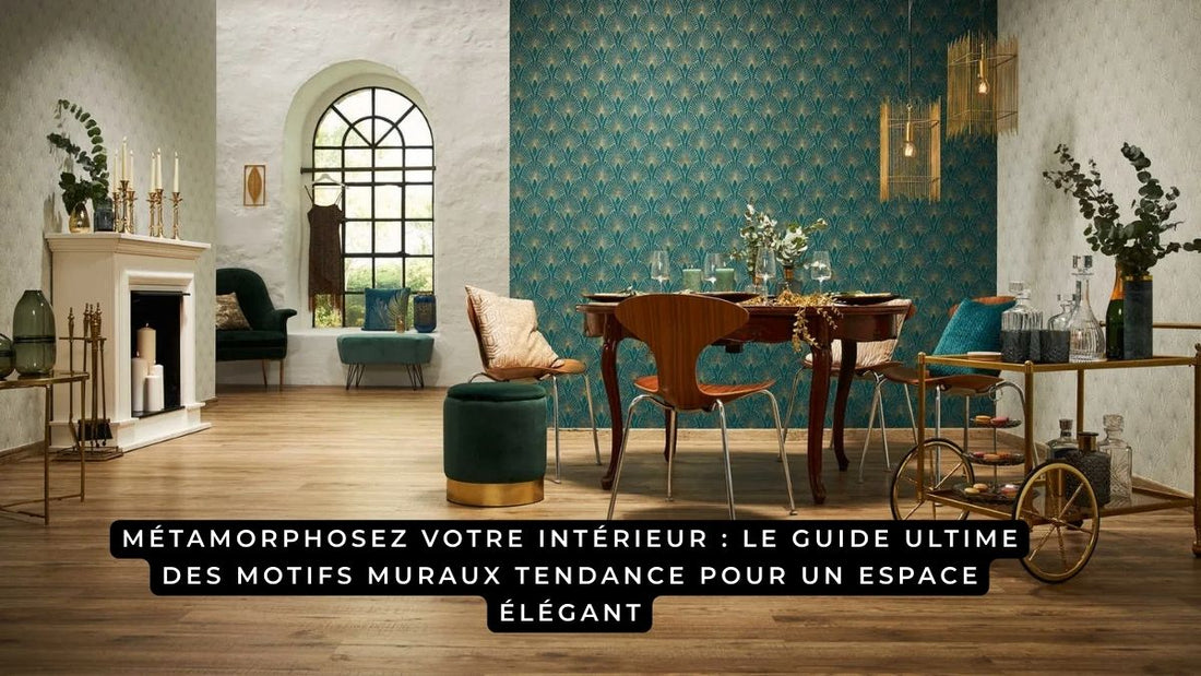 Salle à manger élégante avec mur à motifs Art Déco bleu canard et décoration vintage raffinée.