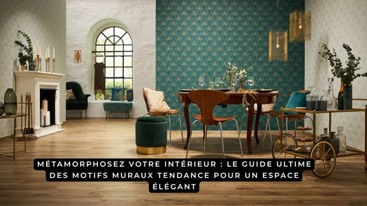 Salle à manger élégante avec mur à motifs Art Déco bleu canard et décoration vintage raffinée.