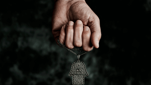 Le pouvoir des amulettes : protection et style avec les bijoux traditionnels