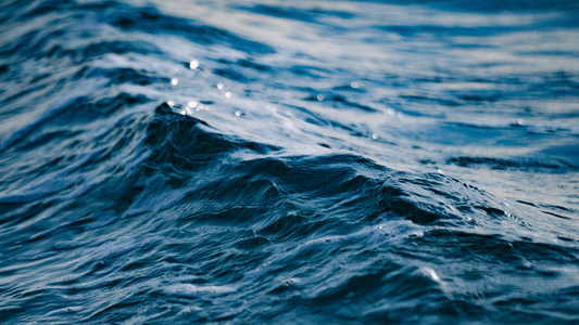 Rêver de la mer avec des vagues en Islam: signification et interprétation
