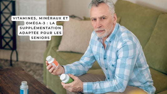 Homme senior tenant des compléments alimentaires, assis sur un canapé, illustrant la supplémentation en vitamines, minéraux et oméga-3 après 60 ans.