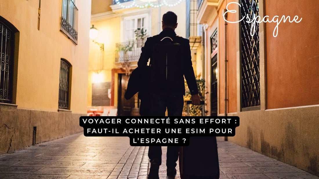 Un voyageur de dos avec une valise dans une rue espagnole, illustrant un voyage connecté sans effort.