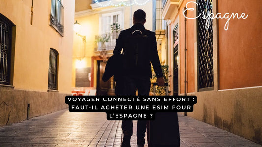 Un voyageur de dos avec une valise dans une rue espagnole, illustrant un voyage connecté sans effort.