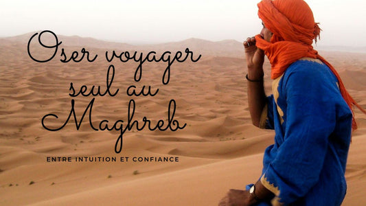 Homme seul face au désert du Maghreb, en tenue traditionnelle, prêt à voyager avec confiance et intuition
